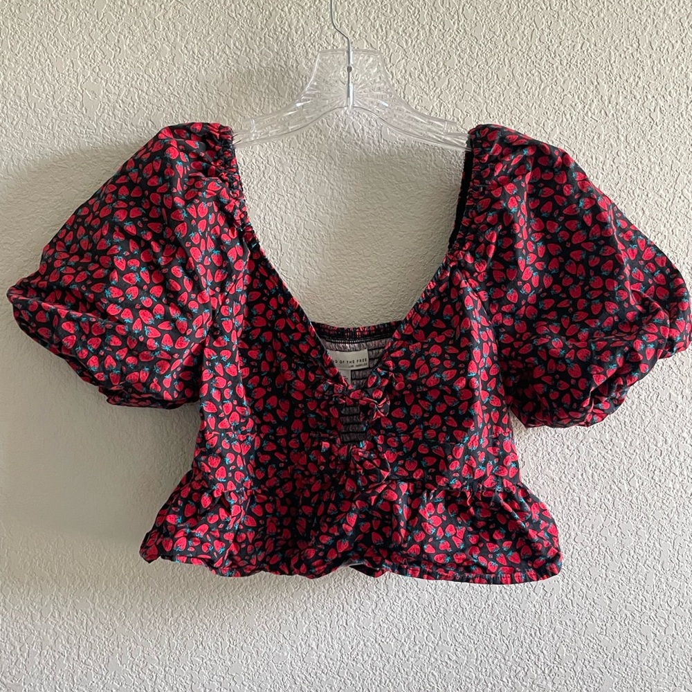 Puff-Sleeve Strawberry Print Crop Top — Black/Red